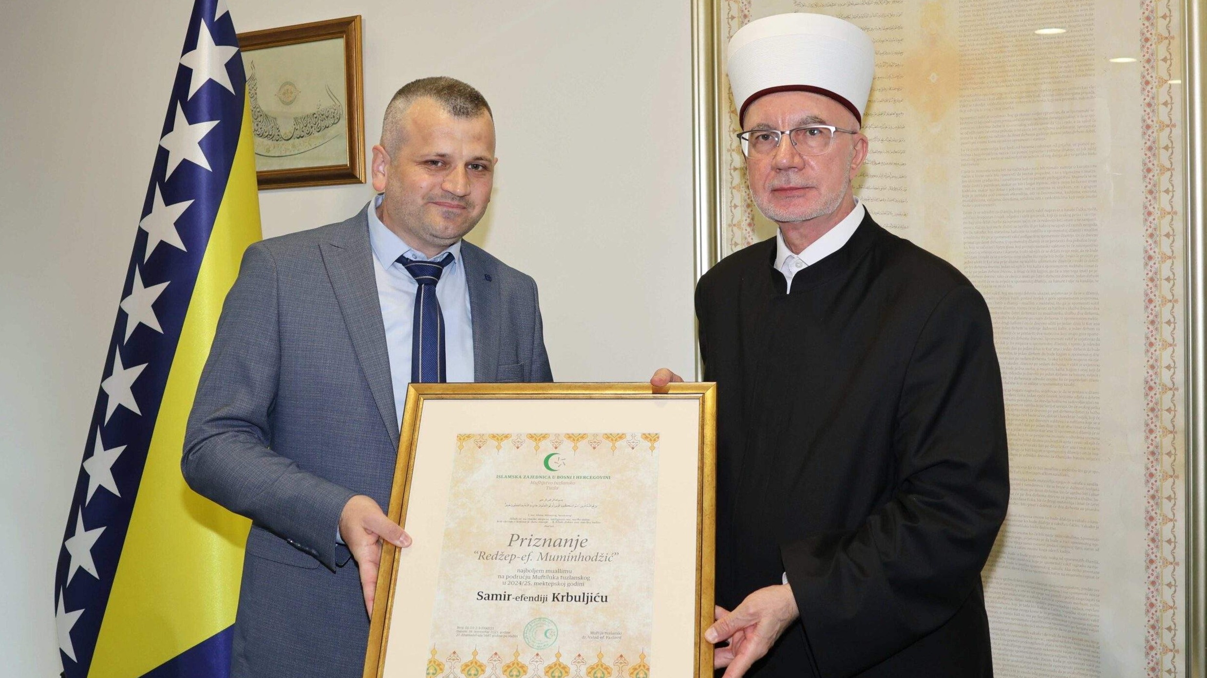 MUFTIJA FAZLOVIĆ URUČIO SAMIR-EF. KRBULJIĆU PRIZNANJE I NAGRADU ZA MUALLIMSKI RAD “REDŽEP-EF. MUMINHODŽIĆ”